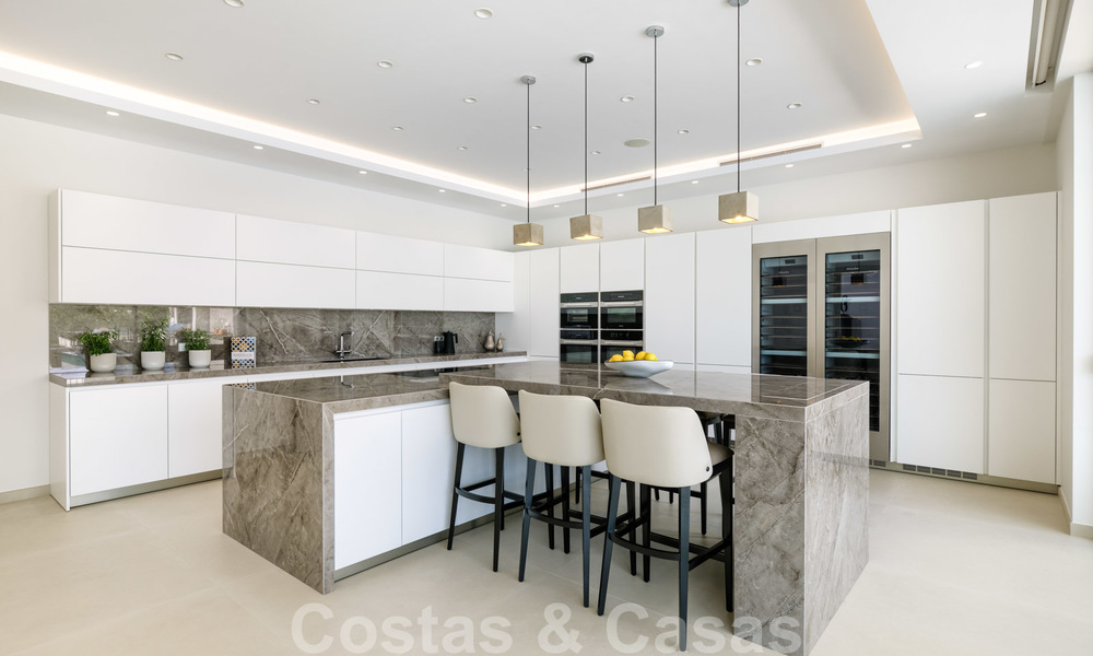 Exclusiva villa nueva y moderna en venta a un paso de Las Brisas golf en el Valle de Nueva Andalucía, Marbella 27453