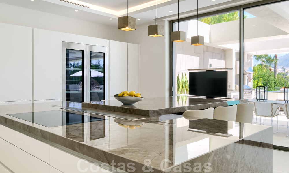 Exclusiva villa nueva y moderna en venta a un paso de Las Brisas golf en el Valle de Nueva Andalucía, Marbella 27456