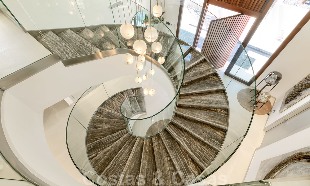 Exclusiva villa nueva y moderna en venta a un paso de Las Brisas golf en el Valle de Nueva Andalucía, Marbella 27460