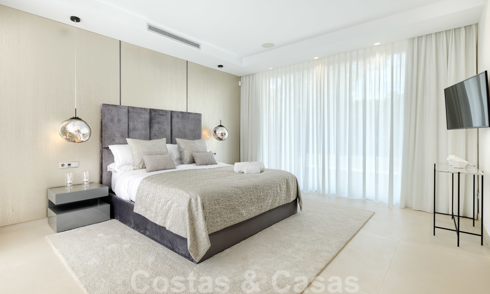 Exclusiva villa nueva y moderna en venta a un paso de Las Brisas golf en el Valle de Nueva Andalucía, Marbella 27463