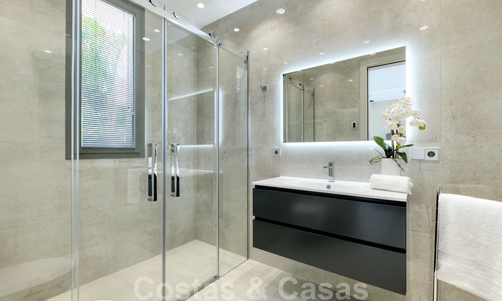 Exclusiva villa nueva y moderna en venta a un paso de Las Brisas golf en el Valle de Nueva Andalucía, Marbella 27464