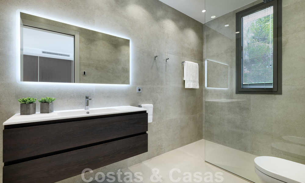 Exclusiva villa nueva y moderna en venta a un paso de Las Brisas golf en el Valle de Nueva Andalucía, Marbella 27466