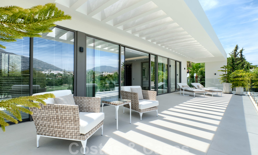 Exclusiva villa nueva y moderna en venta a un paso de Las Brisas golf en el Valle de Nueva Andalucía, Marbella 27471