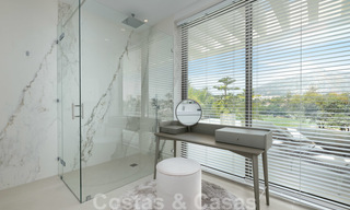 Exclusiva villa nueva y moderna en venta a un paso de Las Brisas golf en el Valle de Nueva Andalucía, Marbella 27472 