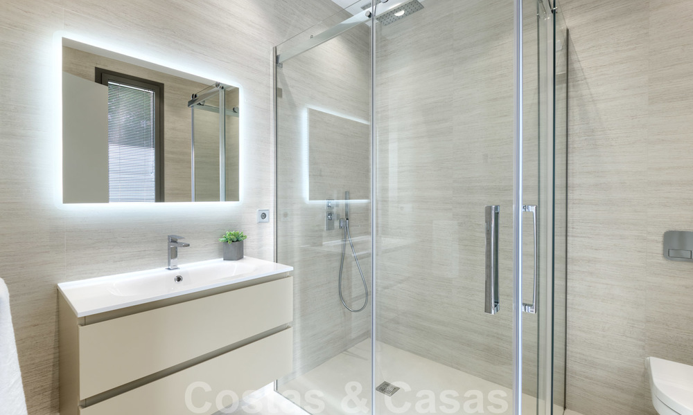 Exclusiva villa nueva y moderna en venta a un paso de Las Brisas golf en el Valle de Nueva Andalucía, Marbella 27478