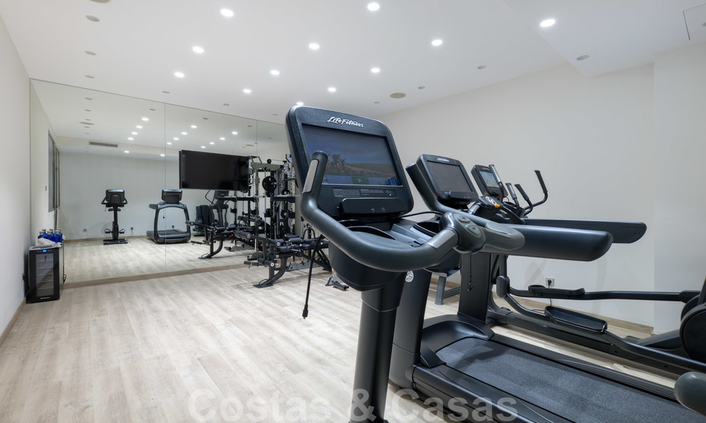 Exclusiva villa nueva y moderna en venta a un paso de Las Brisas golf en el Valle de Nueva Andalucía, Marbella 27484