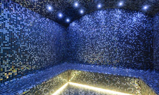 Exclusiva villa nueva y moderna en venta a un paso de Las Brisas golf en el Valle de Nueva Andalucía, Marbella 27489 