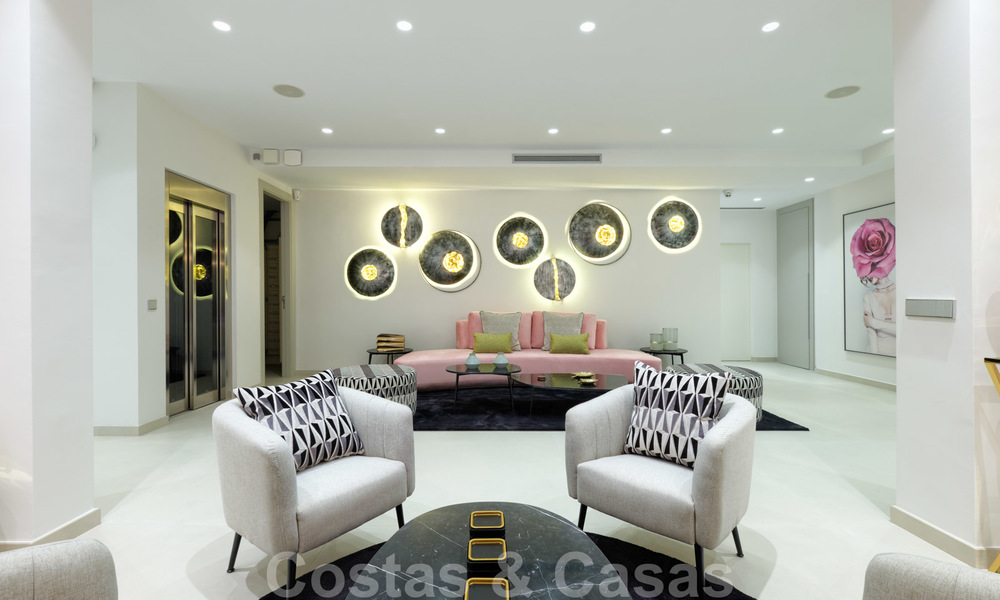 Exclusiva villa nueva y moderna en venta a un paso de Las Brisas golf en el Valle de Nueva Andalucía, Marbella 27493