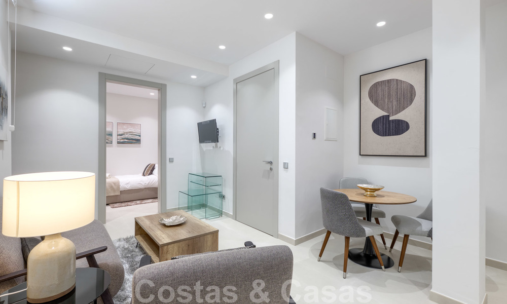 Exclusiva villa nueva y moderna en venta a un paso de Las Brisas golf en el Valle de Nueva Andalucía, Marbella 27494