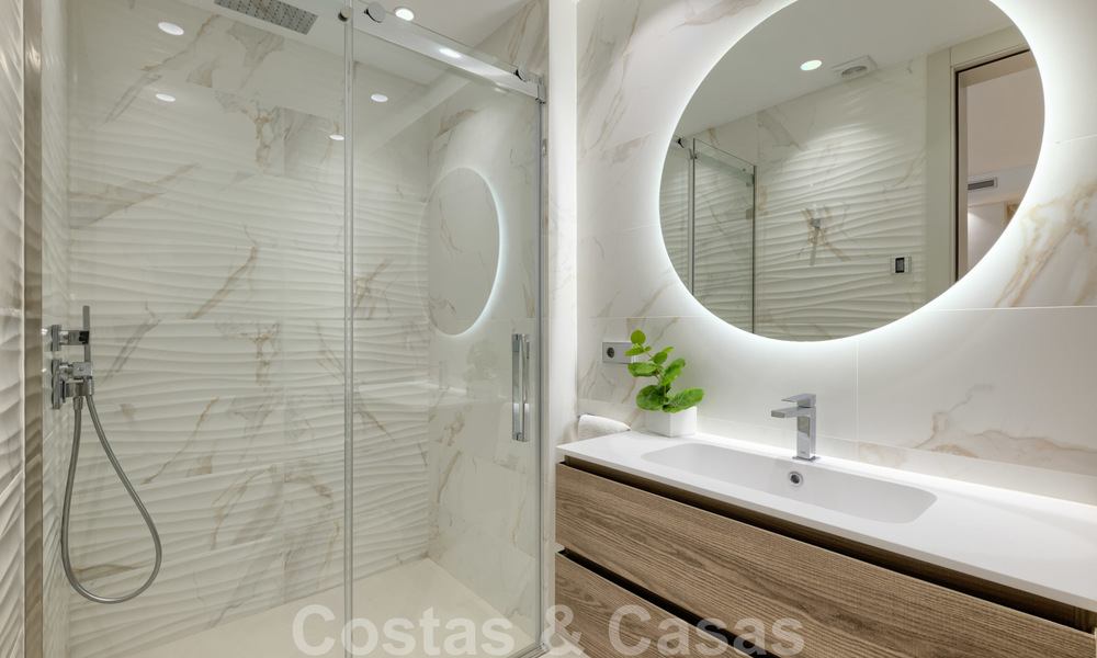 Exclusiva villa nueva y moderna en venta a un paso de Las Brisas golf en el Valle de Nueva Andalucía, Marbella 27498