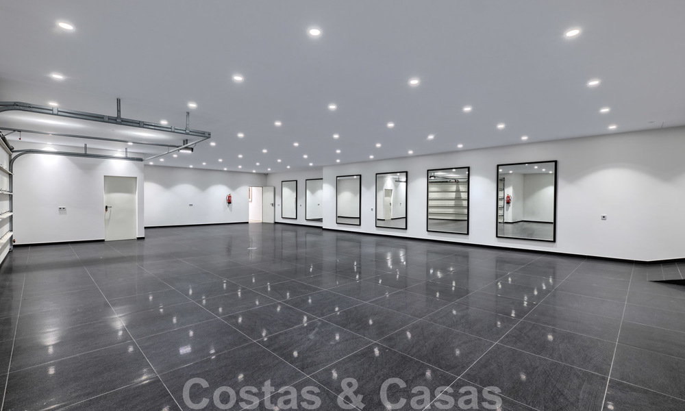 Exclusiva villa nueva y moderna en venta a un paso de Las Brisas golf en el Valle de Nueva Andalucía, Marbella 27500