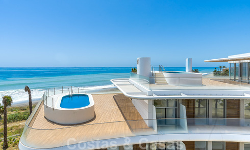 Promoción espectacular de áticos modernos en primera línea de playa en venta en Estepona, Costa del Sol. Listo para mudarse. 27811