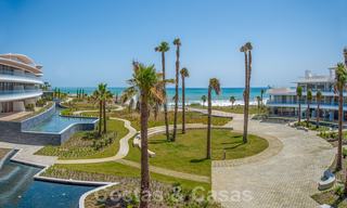 Promoción espectacular de apartamentos modernos en primera línea de playa en venta en Estepona, Costa del Sol. Listo para mudarse. 27827 