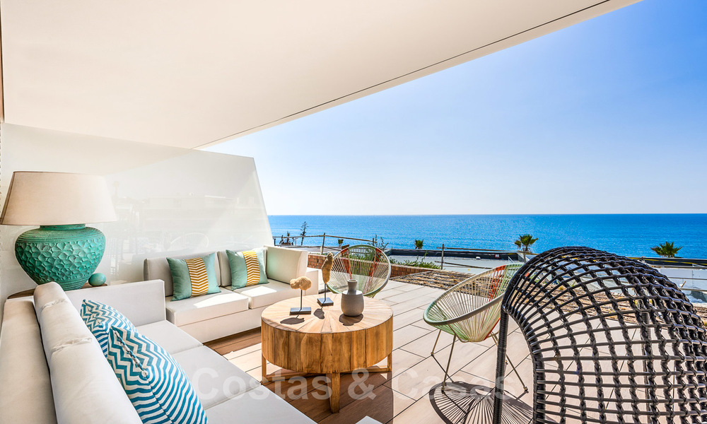 Promoción espectacular de apartamentos modernos en primera línea de playa en venta en Estepona, Costa del Sol. Listo para mudarse. 27837