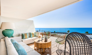 Promoción espectacular de apartamentos modernos en primera línea de playa en venta en Estepona, Costa del Sol. Listo para mudarse. 27837 