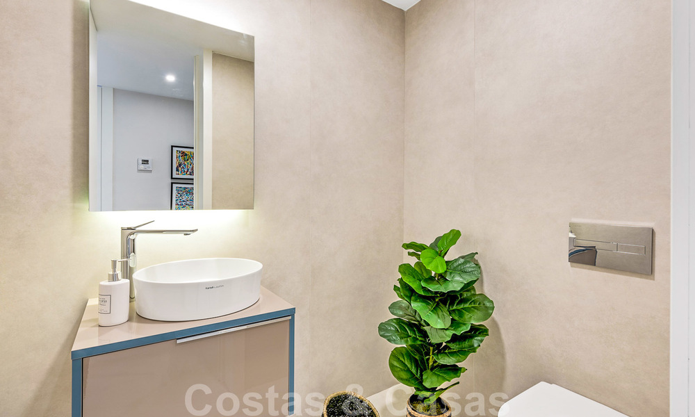 Promoción espectacular de apartamentos modernos en primera línea de playa en venta en Estepona, Costa del Sol. Listo para mudarse. 27840