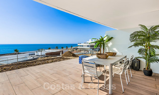 Promoción espectacular de apartamentos modernos en primera línea de playa en venta en Estepona, Costa del Sol. Listo para mudarse. 27842 