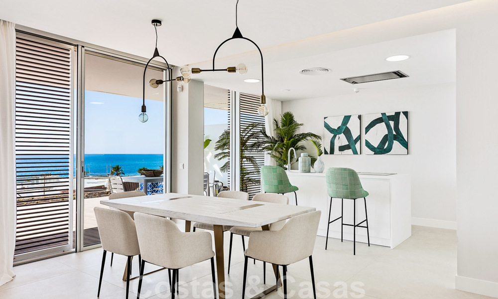 Promoción espectacular de apartamentos modernos en primera línea de playa en venta en Estepona, Costa del Sol. Listo para mudarse. 27846