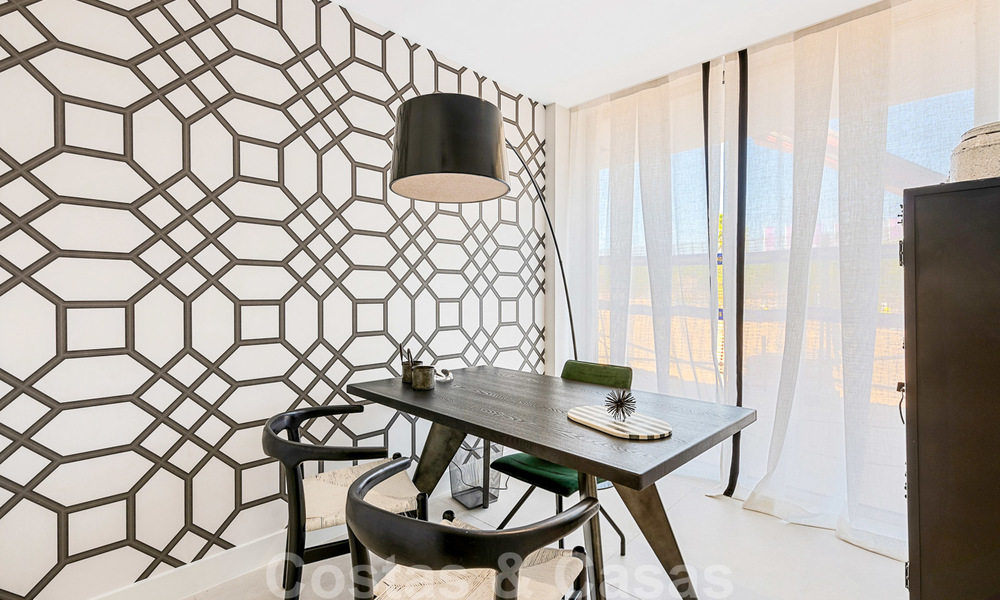 Promoción espectacular de apartamentos modernos en primera línea de playa en venta en Estepona, Costa del Sol. Listo para mudarse. 27854