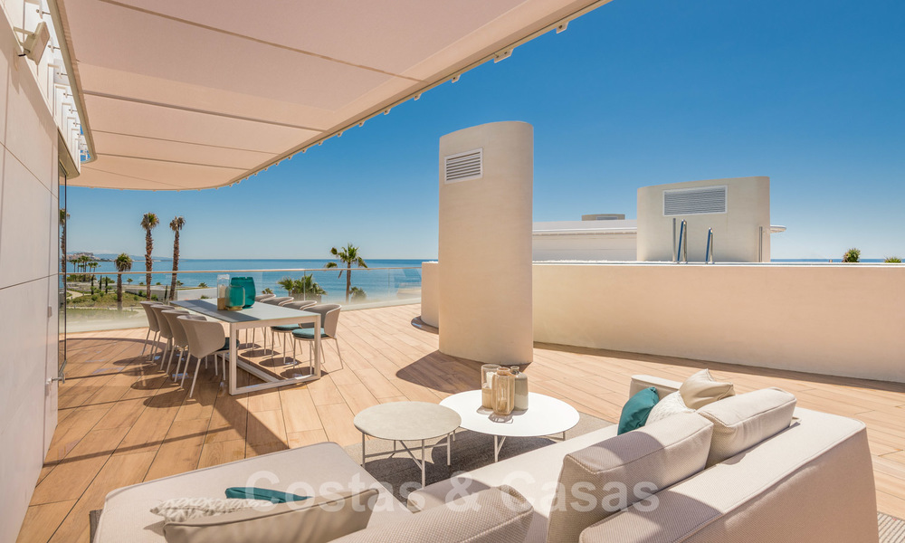Promoción espectacular de apartamentos modernos en primera línea de playa en venta en Estepona, Costa del Sol. Listo para mudarse. 27867