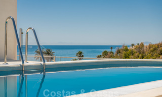 Promoción espectacular de apartamentos modernos en primera línea de playa en venta en Estepona, Costa del Sol. Listo para mudarse. 27874 