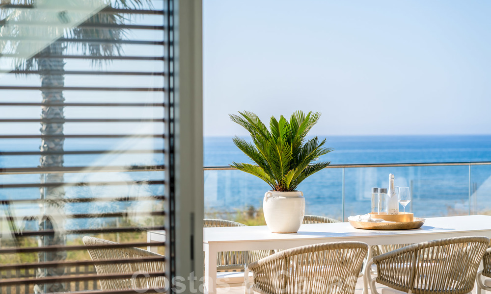Moderna villa de lujo en venta lista para mudarse, en primera línea de playa en un exclusivo complejo en Estepona, Costa del Sol 28205