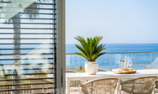Moderna villa de lujo en venta lista para mudarse, en primera línea de playa en un exclusivo complejo en Estepona, Costa del Sol 28205 