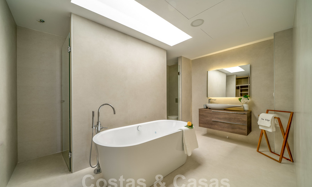 Moderna villa de lujo en venta lista para mudarse, en primera línea de playa en un exclusivo complejo en Estepona, Costa del Sol 28206