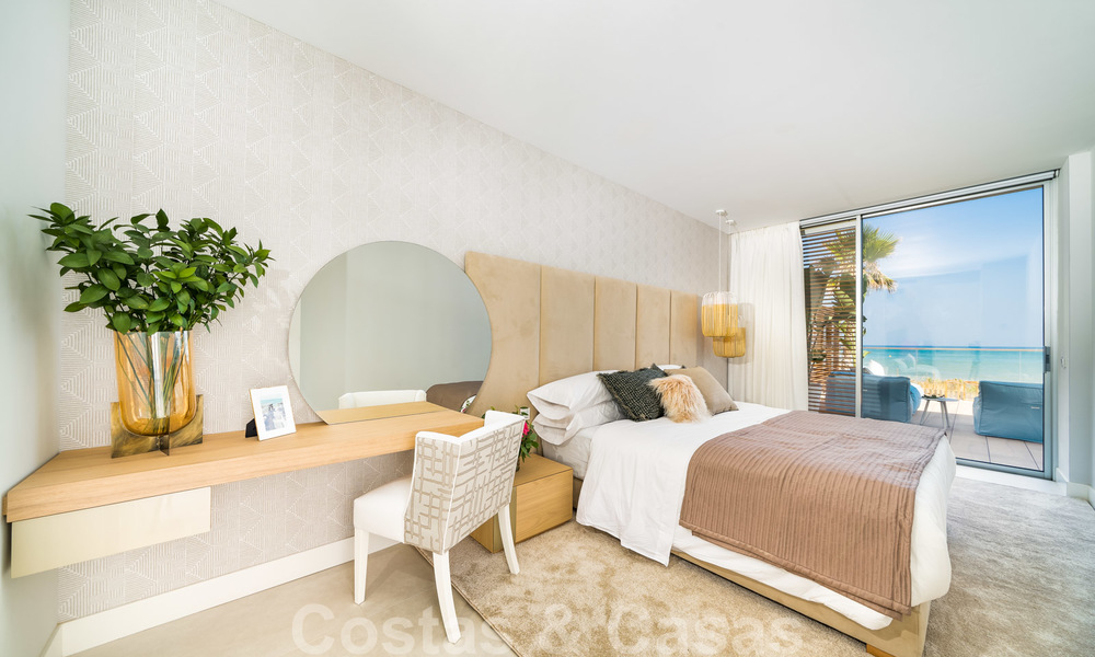 Moderna villa de lujo en venta lista para mudarse, en primera línea de playa en un exclusivo complejo en Estepona, Costa del Sol 28207