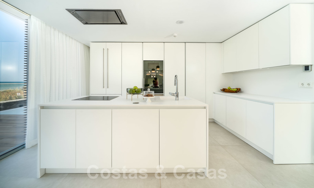 Moderna villa de lujo en venta lista para mudarse, en primera línea de playa en un exclusivo complejo en Estepona, Costa del Sol 28209