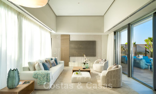 Moderna villa de lujo en venta lista para mudarse, en primera línea de playa en un exclusivo complejo en Estepona, Costa del Sol 28210 