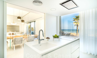 Moderna villa de lujo en venta lista para mudarse, en primera línea de playa en un exclusivo complejo en Estepona, Costa del Sol 28211 