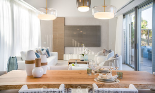 Moderna villa de lujo en venta lista para mudarse, en primera línea de playa en un exclusivo complejo en Estepona, Costa del Sol 28212 