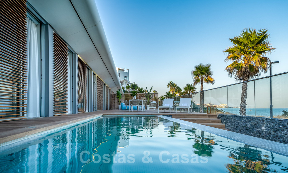 Moderna villa de lujo en venta lista para mudarse, en primera línea de playa en un exclusivo complejo en Estepona, Costa del Sol 28216