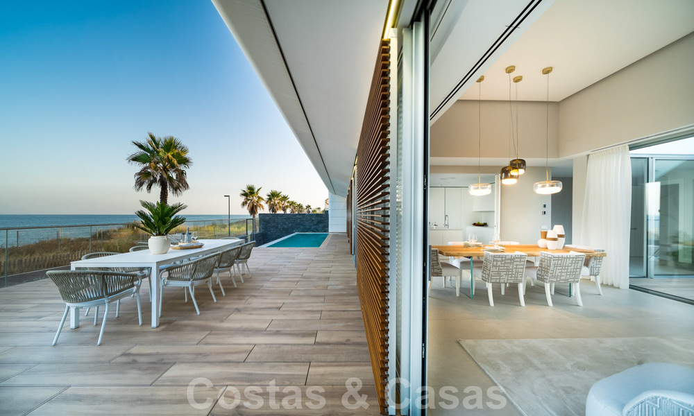 Moderna villa de lujo en venta lista para mudarse, en primera línea de playa en un exclusivo complejo en Estepona, Costa del Sol 28217