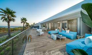 Moderna villa de lujo en venta lista para mudarse, en primera línea de playa en un exclusivo complejo en Estepona, Costa del Sol 28218 