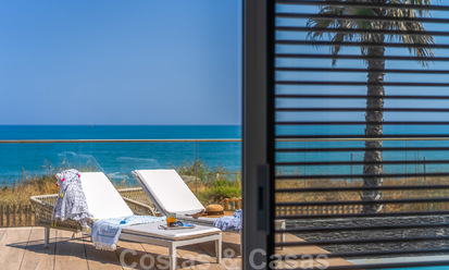 Moderna villa de lujo en venta lista para mudarse, en primera línea de playa en un exclusivo complejo en Estepona, Costa del Sol 28219