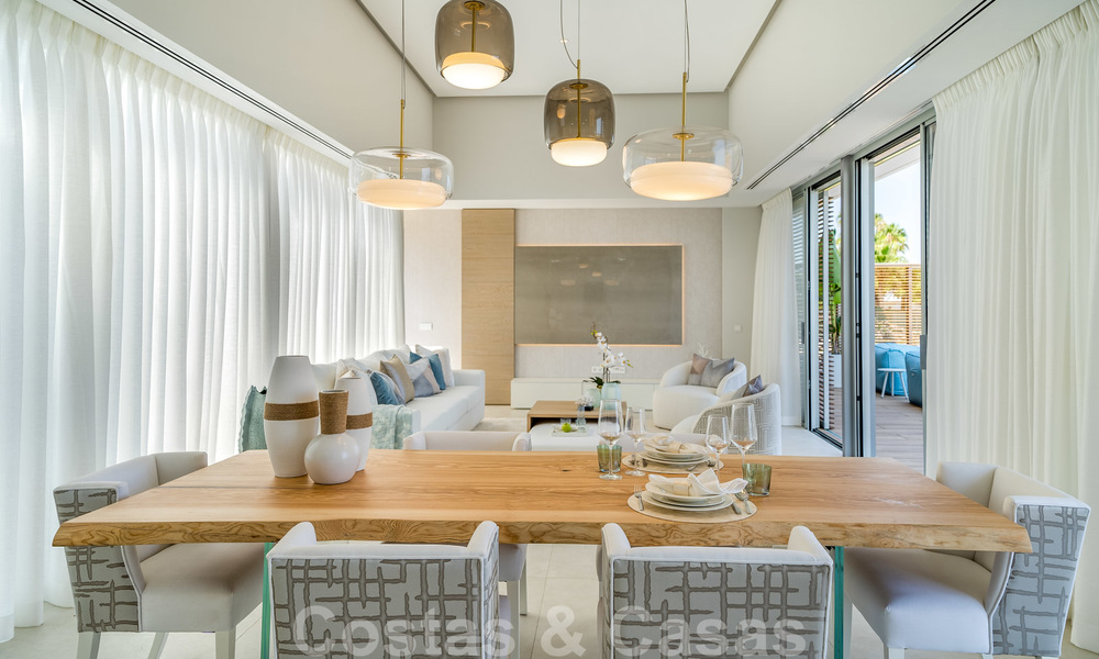Moderna villa de lujo en venta lista para mudarse, en primera línea de playa en un exclusivo complejo en Estepona, Costa del Sol 28220