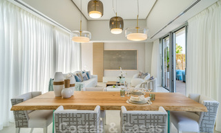 Moderna villa de lujo en venta lista para mudarse, en primera línea de playa en un exclusivo complejo en Estepona, Costa del Sol 28220 