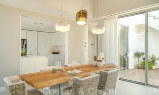 Moderna villa de lujo en venta lista para mudarse, en primera línea de playa en un exclusivo complejo en Estepona, Costa del Sol 28221 