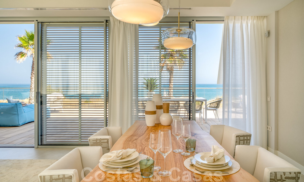 Moderna villa de lujo en venta lista para mudarse, en primera línea de playa en un exclusivo complejo en Estepona, Costa del Sol 28222