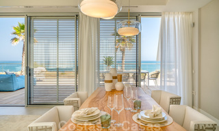 Moderna villa de lujo en venta lista para mudarse, en primera línea de playa en un exclusivo complejo en Estepona, Costa del Sol 28222 