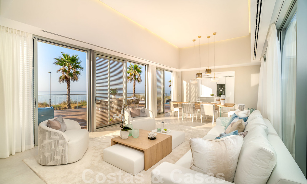 Moderna villa de lujo en venta lista para mudarse, en primera línea de playa en un exclusivo complejo en Estepona, Costa del Sol 28223