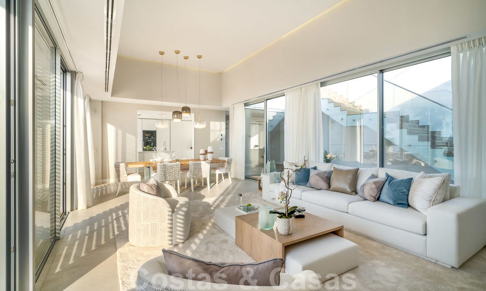 Moderna villa de lujo en venta lista para mudarse, en primera línea de playa en un exclusivo complejo en Estepona, Costa del Sol 28224