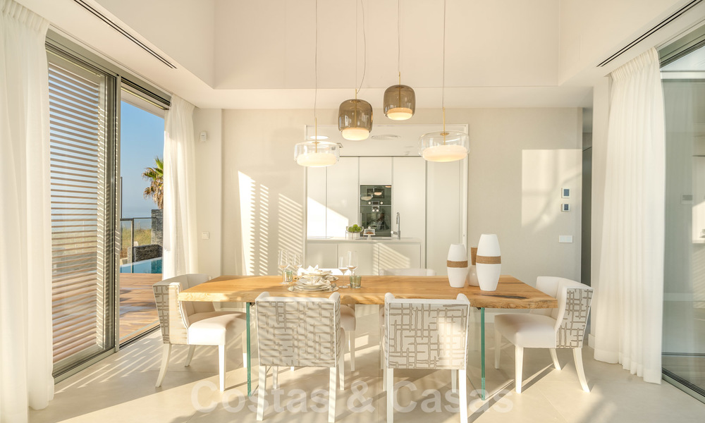 Moderna villa de lujo en venta lista para mudarse, en primera línea de playa en un exclusivo complejo en Estepona, Costa del Sol 28225