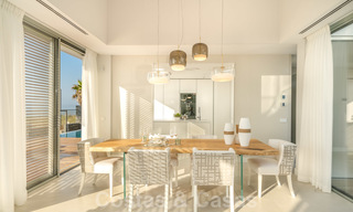 Moderna villa de lujo en venta lista para mudarse, en primera línea de playa en un exclusivo complejo en Estepona, Costa del Sol 28225 