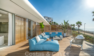 Moderna villa de lujo en venta lista para mudarse, en primera línea de playa en un exclusivo complejo en Estepona, Costa del Sol 28226 