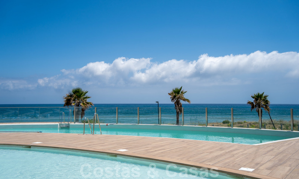 Moderna villa de lujo en venta lista para mudarse, en primera línea de playa en un exclusivo complejo en Estepona, Costa del Sol 28227