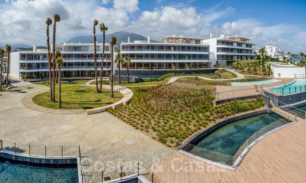 Moderna villa de lujo en venta lista para mudarse, en primera línea de playa en un exclusivo complejo en Estepona, Costa del Sol 28228