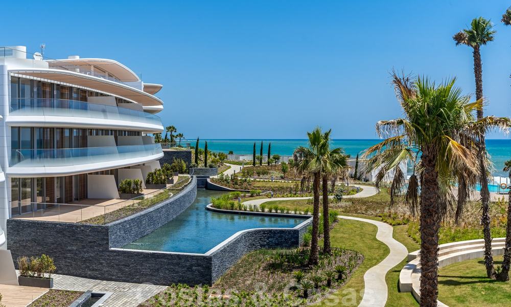 Moderna villa de lujo en venta lista para mudarse, en primera línea de playa en un exclusivo complejo en Estepona, Costa del Sol 28229